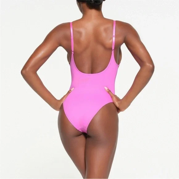 SKIMS RECYCLED SWIM
SCOOP NECK ONEPIECE Neon Orchid - Picture 3 of 5